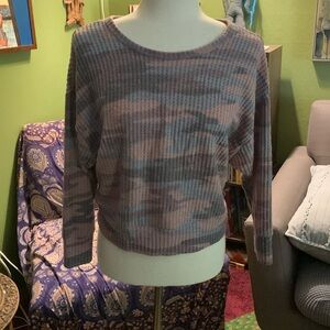 Gorgeous Like New Open Back Camouflage Waffle Textured Sweater
